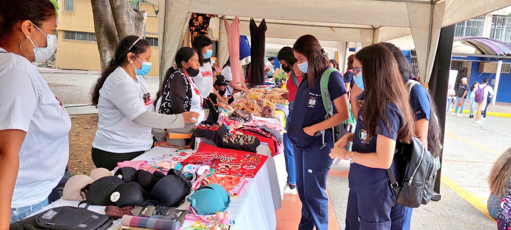 DHumanoEc's tweet photo. #Guayaquil | En la Feria "Startups UG 2022", organizada por la @UdeGuayaquil, participaron emprenderás/es del #MIES y de la entidad académica, con la finalidad de ofertar sus productos a la población universitaria.
#JuntosLoHacemosPosible https://t.co/e5cXMWy4EB