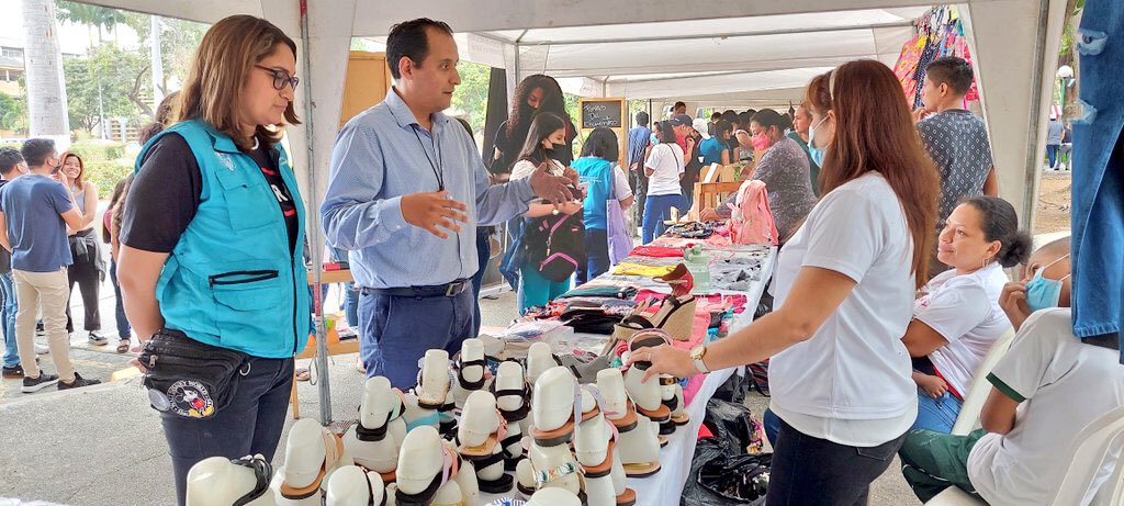 DHumanoEc's tweet photo. #Guayaquil | En la Feria "Startups UG 2022", organizada por la @UdeGuayaquil, participaron emprenderás/es del #MIES y de la entidad académica, con la finalidad de ofertar sus productos a la población universitaria.
#JuntosLoHacemosPosible https://t.co/e5cXMWy4EB