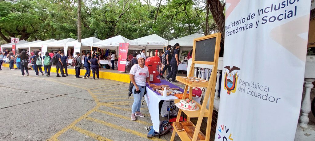DHumanoEc's tweet photo. #Guayaquil | En la Feria "Startups UG 2022", organizada por la @UdeGuayaquil, participaron emprenderás/es del #MIES y de la entidad académica, con la finalidad de ofertar sus productos a la población universitaria.
#JuntosLoHacemosPosible https://t.co/e5cXMWy4EB