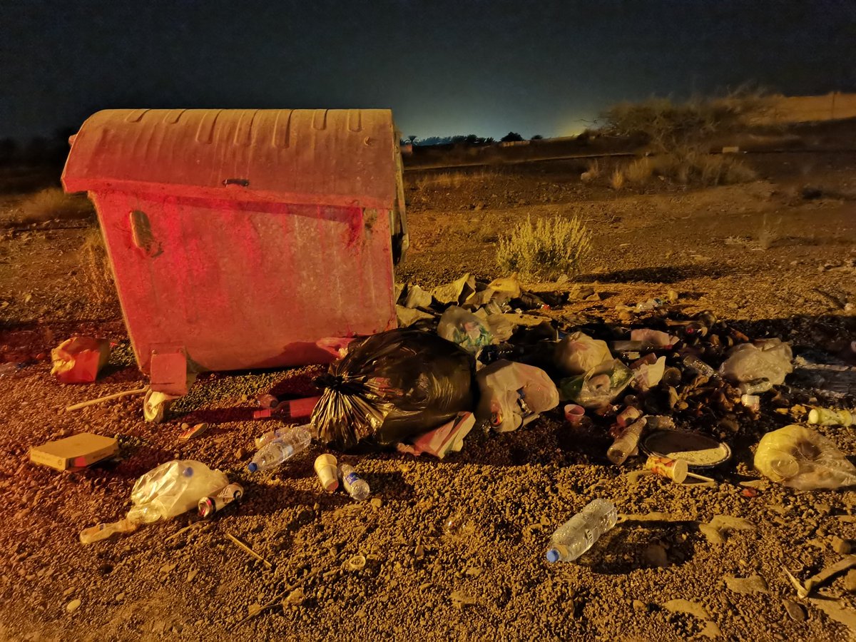 هناك حاوية نفايات تأن وتستغيث رغم وجودها عالطريق.. ناهيك عن وجود حاويات اخرى بالقرب منها يتم اخذ النفايات منها كل يومين.. الا هذه لماذا هجرت وتركت هكذا..