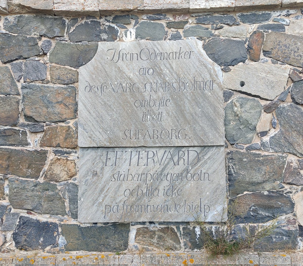 EnricoAnnus's tweet image. Vaikuttava teksti @SuomenlinnaWHS Kuninkaanportilla, jossa sotamarsalkka Augustin Ehrensvärdin puhutteleva viesti jälkipolville;
”Jälkimaailma, seiso täällä omalla pohjallasi äläkä luota vieraan apuun”.
#strateginenajattelu #thinkingintime #ajanhengessä #geeniperimä #natoarticle3