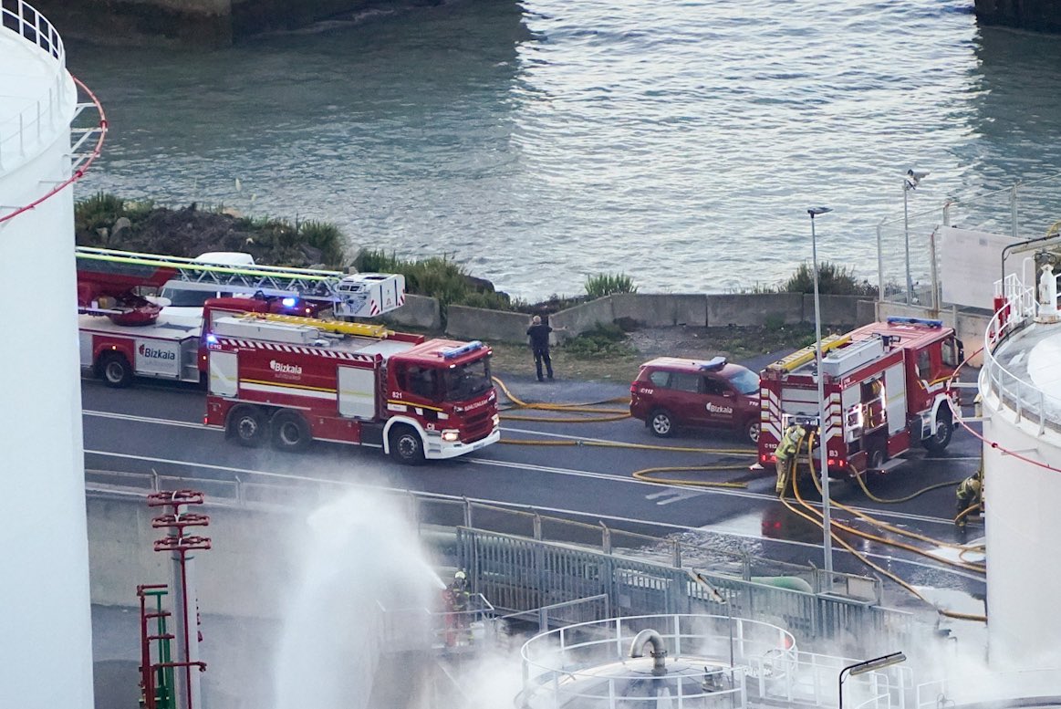 🚒🔥Trabajamos para controlar el incendio en un depósito de biodiesel de una empresa del Puerto de #Bilbao

⚠️ Cortes de <a href="/trafikoaEJGV/">Trafiko</a> en la zona (N634 y A8)

📌Activados planes de emergencia Exterior y del <a href="/bilbaoport/">BilbaoPort</a> 

<a href="/ertzaintzaEJGV/">Ertzaintza</a>
@udaltzaingoak
#BomberosBizkaia