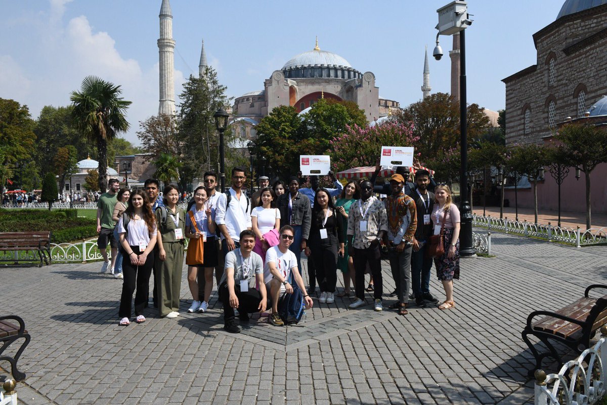TBB's tweet photo. #LOCALINTERNational 2022 İstanbul şehir turuyla tamamlandı.
Son gün programı kapsamında tarihi yarımada gezildi. Katılımcılara geleneksel gala yemeği ve boğaz turunun ardından sertifikaları verildi. https://t.co/lVbVo4Or9D
