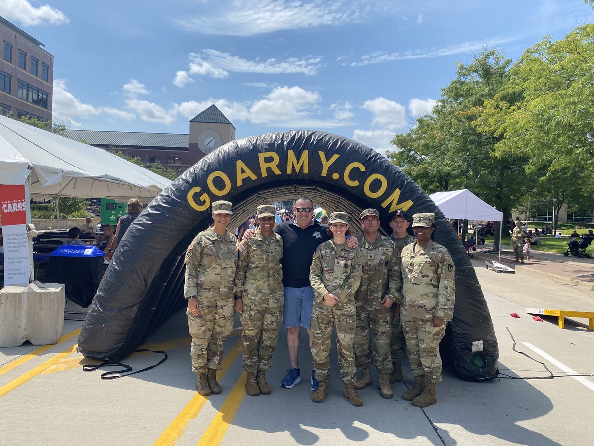 HQDAG4_SGM's tweet photo. Reconnecting with the community at Moline’s 150th anniversary. Providing accurate info for those considering service; up to $50,000 in enlistment incentives, location of choice, housing & education allowances, 30 vacation days annually, health care, & many more #MarchtoService https://t.co/3YCxLOkOlk