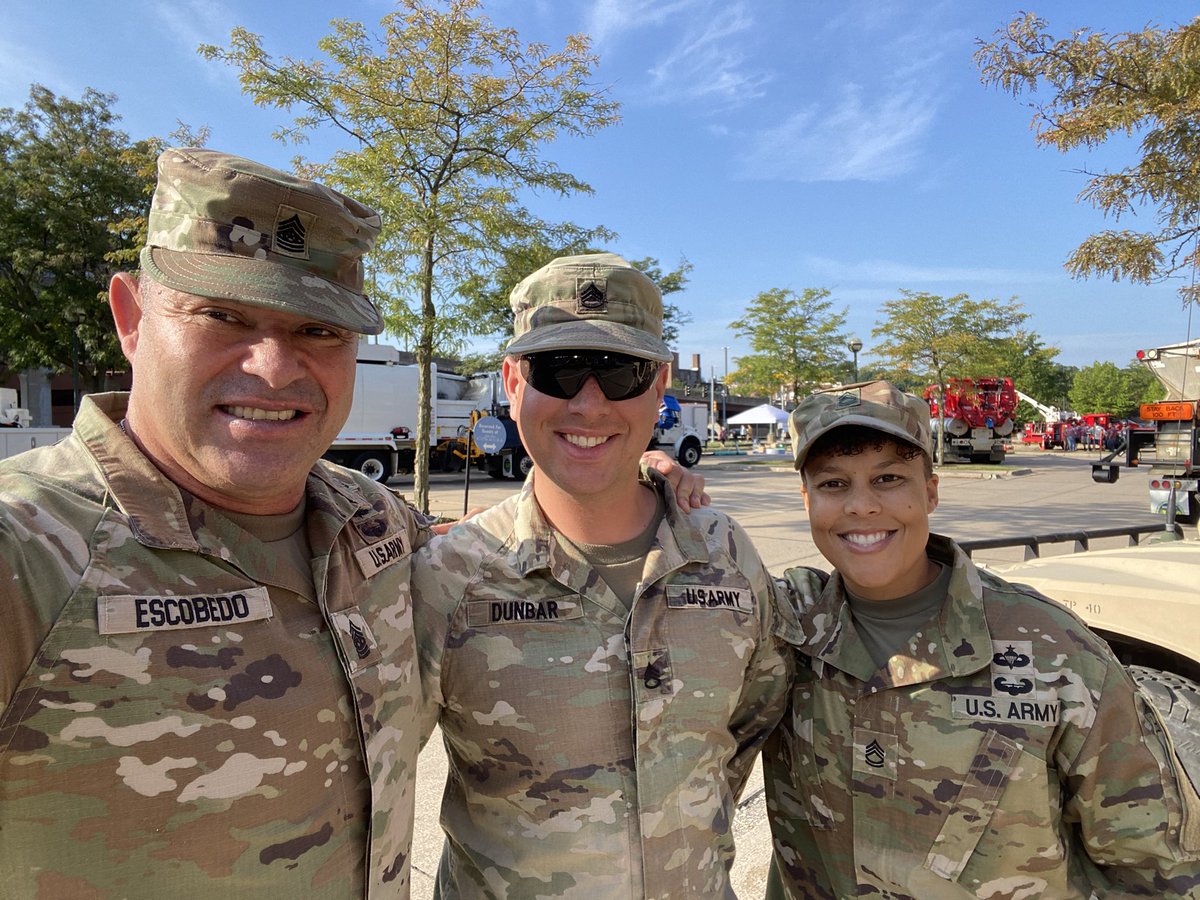 HQDAG4_SGM's tweet photo. Reconnecting with the community at Moline’s 150th anniversary. Providing accurate info for those considering service; up to $50,000 in enlistment incentives, location of choice, housing & education allowances, 30 vacation days annually, health care, & many more #MarchtoService https://t.co/3YCxLOkOlk