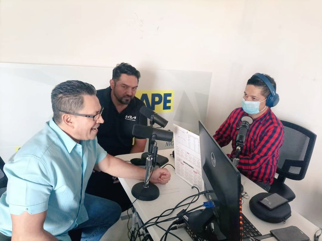 Rotario95's tweet photo. Le damos las gracias a Nacho Ortiz locutor de radio GAPE quien nos brindó un espacio para hablar de nuestro proyecto insignia: Dibujando Sonrisas y próximos eventos que estaremos llevando a cabo, tales como la próxima rifa de un reloj Rolex.

#ImaginaRotary #RotaryInternacional https://t.co/ZVoozz4LEh