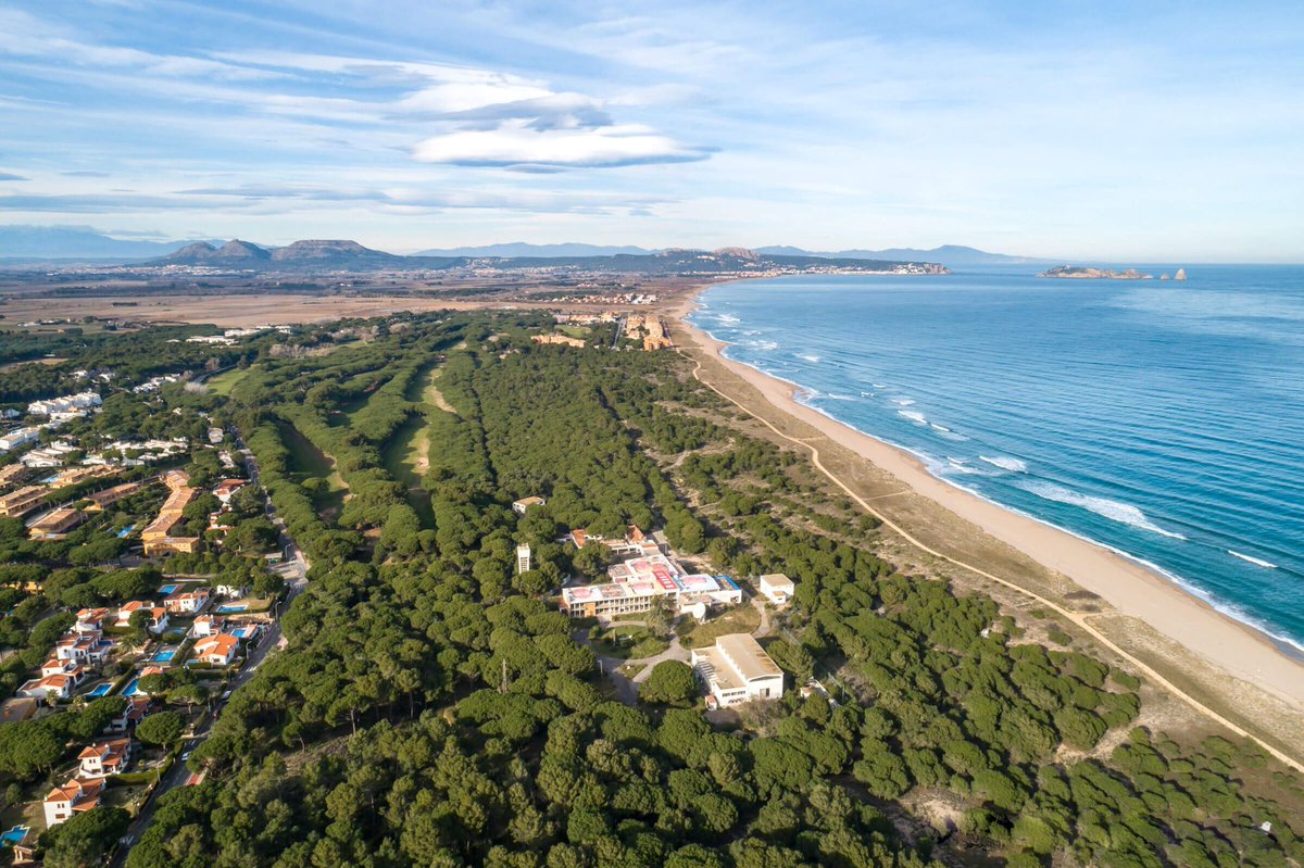 PlatjadePals's tweet photo. A les 5 noves macrourbanitzacions a construir a la Platja de Pals substituint les pinedes sobre dunes de Rodors 1, 2 i 3, Paratge Rodors i Pals Mar, hem d’afegir la construcció del Vial Nord travessant els arrossars i les urbanitzacions Els Jonquers, Pineda de Pals i el Vaixell. https://t.co/1gBqXpdrl2