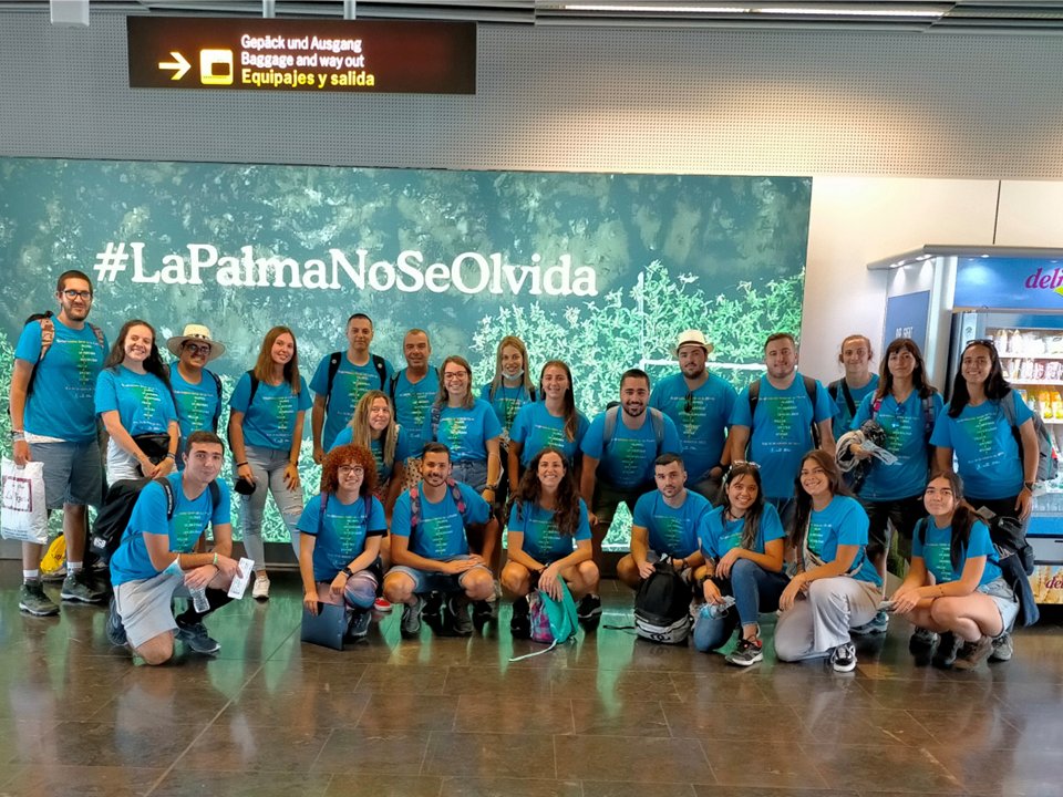 🔴1º Día. Voluntariado Joven en La Palma: 8 de agosto🔴Comenzamos la experiencia #Voluntariado en #LaPalma con 22 jóvenes de #SantaBrigida en el propio Ayuntamiento, donde el Alcalde en funciones, Martín Sosa, y Concejal@s de diferentes áreas nos desearon suerte para la semana.