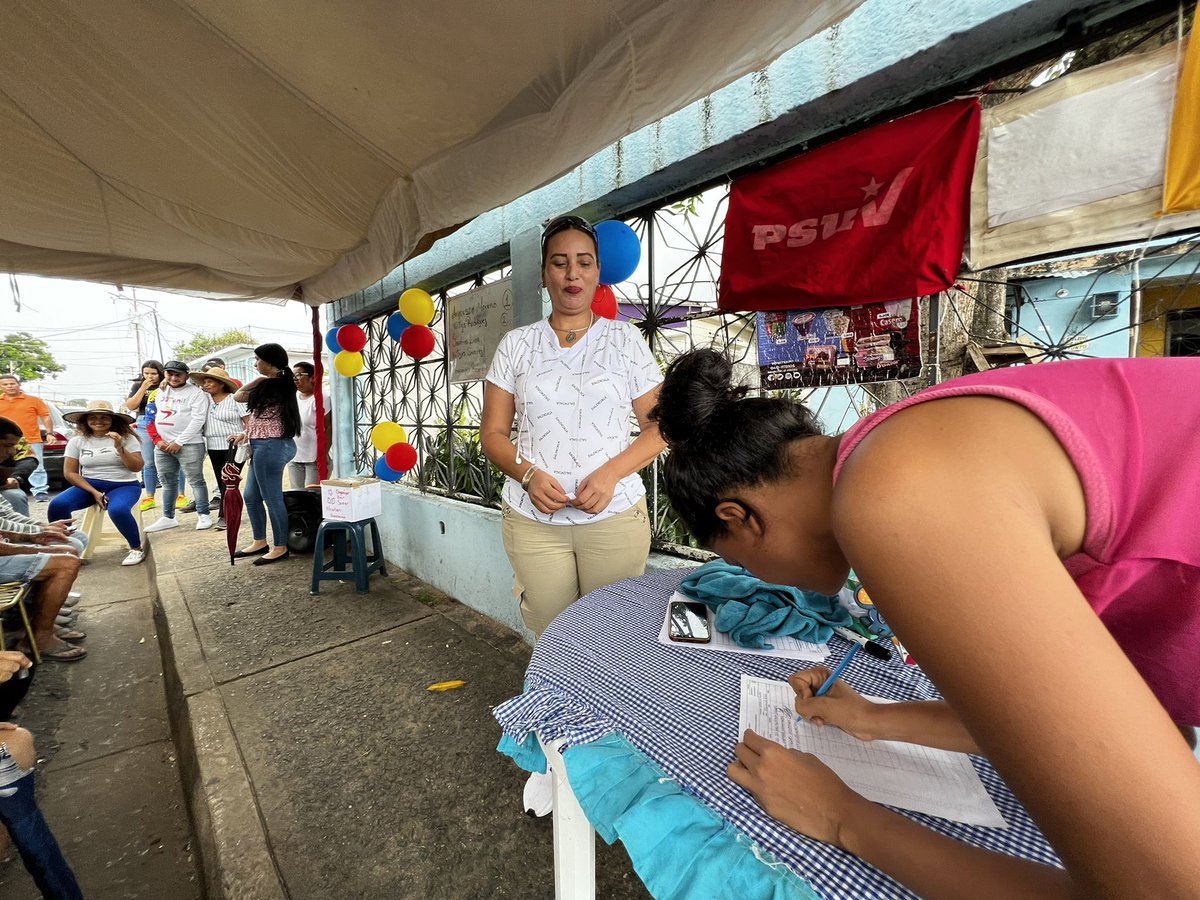 comandosergioh's tweet photo. Ya nuestro pueblo inició el proceso de votación para elegir a sus líderes y lideresas de comunidad junto a su equipo; bajo el fervor patrio, la línea es que no hay línea; son más de 440 jefes con sus equipos que serán elegidos #UniónParaLaVictoria @PartidoPSUV https://t.co/j4gzmcYnCc