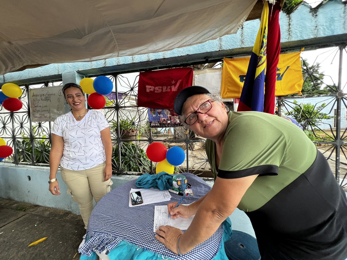 comandosergioh's tweet photo. Ya nuestro pueblo inició el proceso de votación para elegir a sus líderes y lideresas de comunidad junto a su equipo; bajo el fervor patrio, la línea es que no hay línea; son más de 440 jefes con sus equipos que serán elegidos #UniónParaLaVictoria @PartidoPSUV https://t.co/j4gzmcYnCc