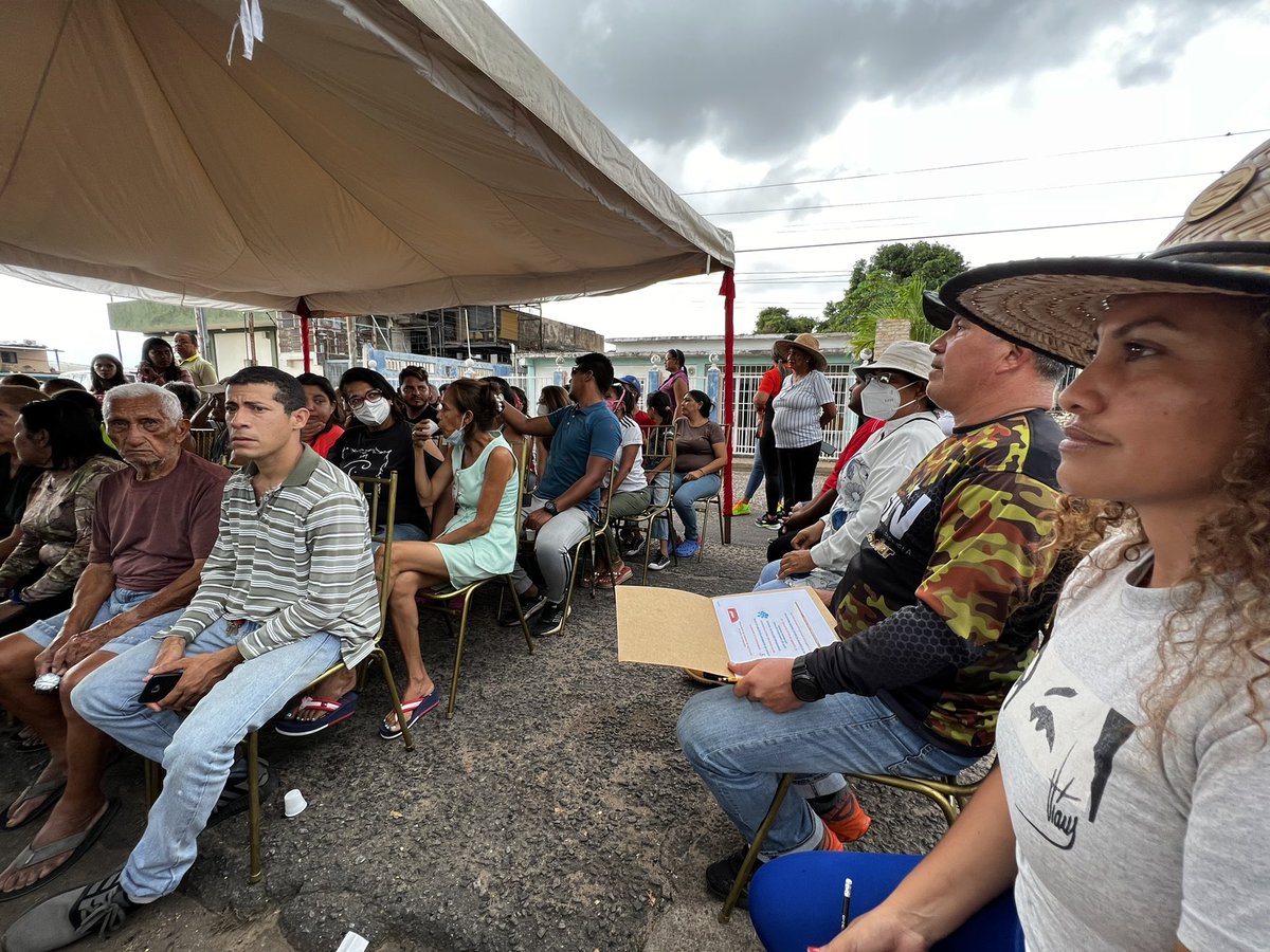 comandosergioh's tweet photo. Ya nuestro pueblo inició el proceso de votación para elegir a sus líderes y lideresas de comunidad junto a su equipo; bajo el fervor patrio, la línea es que no hay línea; son más de 440 jefes con sus equipos que serán elegidos #UniónParaLaVictoria @PartidoPSUV https://t.co/j4gzmcYnCc