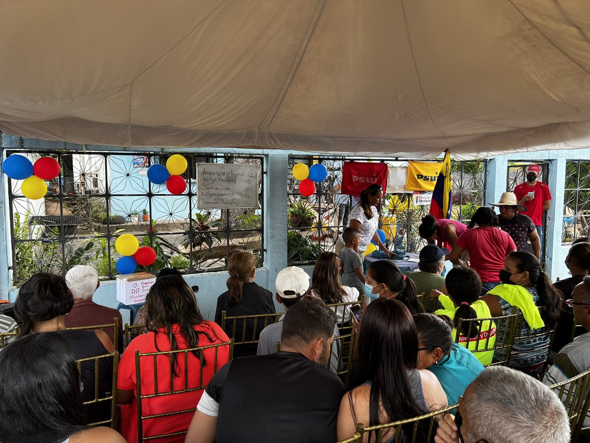 comandosergioh's tweet photo. Ya nuestro pueblo inició el proceso de votación para elegir a sus líderes y lideresas de comunidad junto a su equipo; bajo el fervor patrio, la línea es que no hay línea; son más de 440 jefes con sus equipos que serán elegidos #UniónParaLaVictoria @PartidoPSUV https://t.co/j4gzmcYnCc