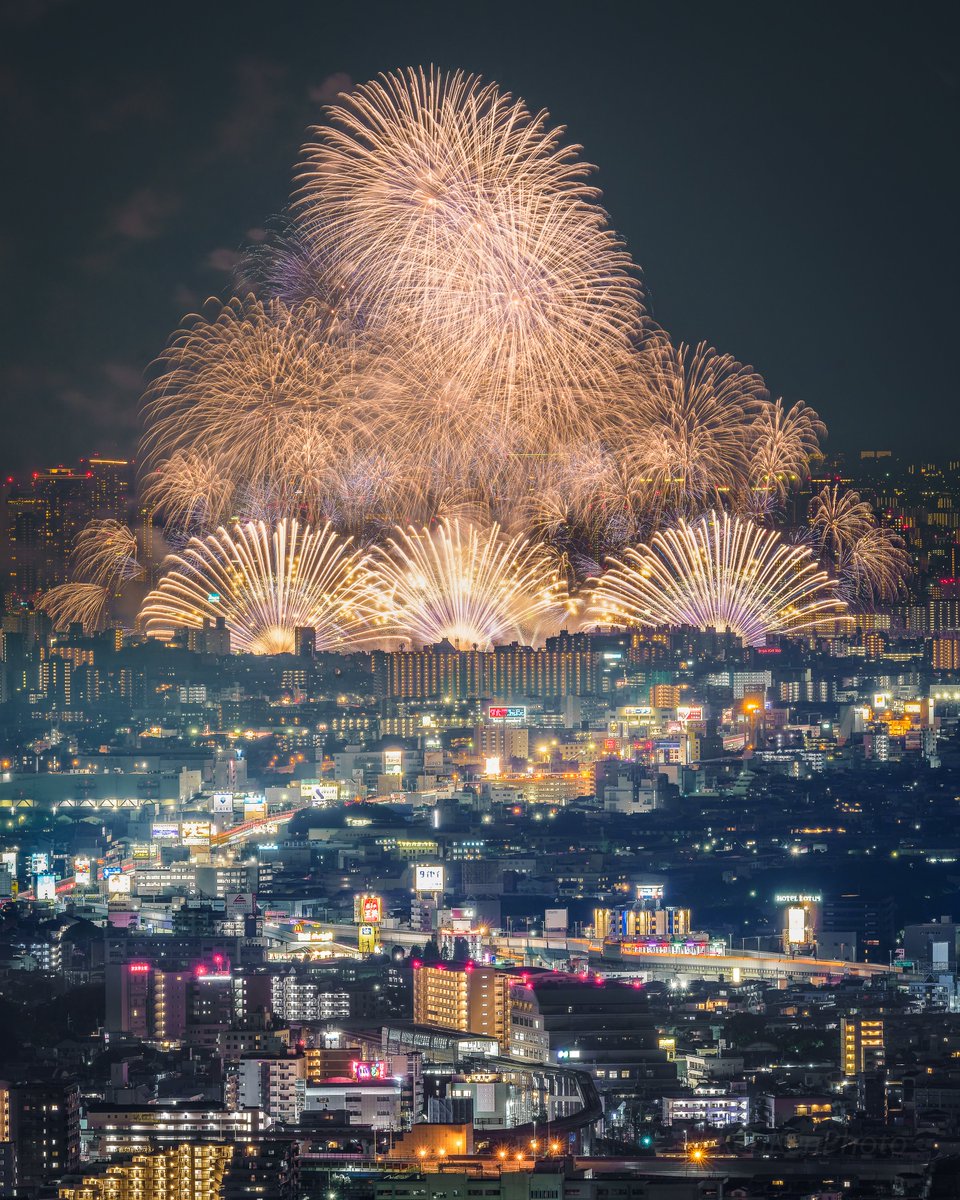 望遠レンズで大阪の街越しに撮った淀川花火大会がいい雰囲気なので見てください〜！