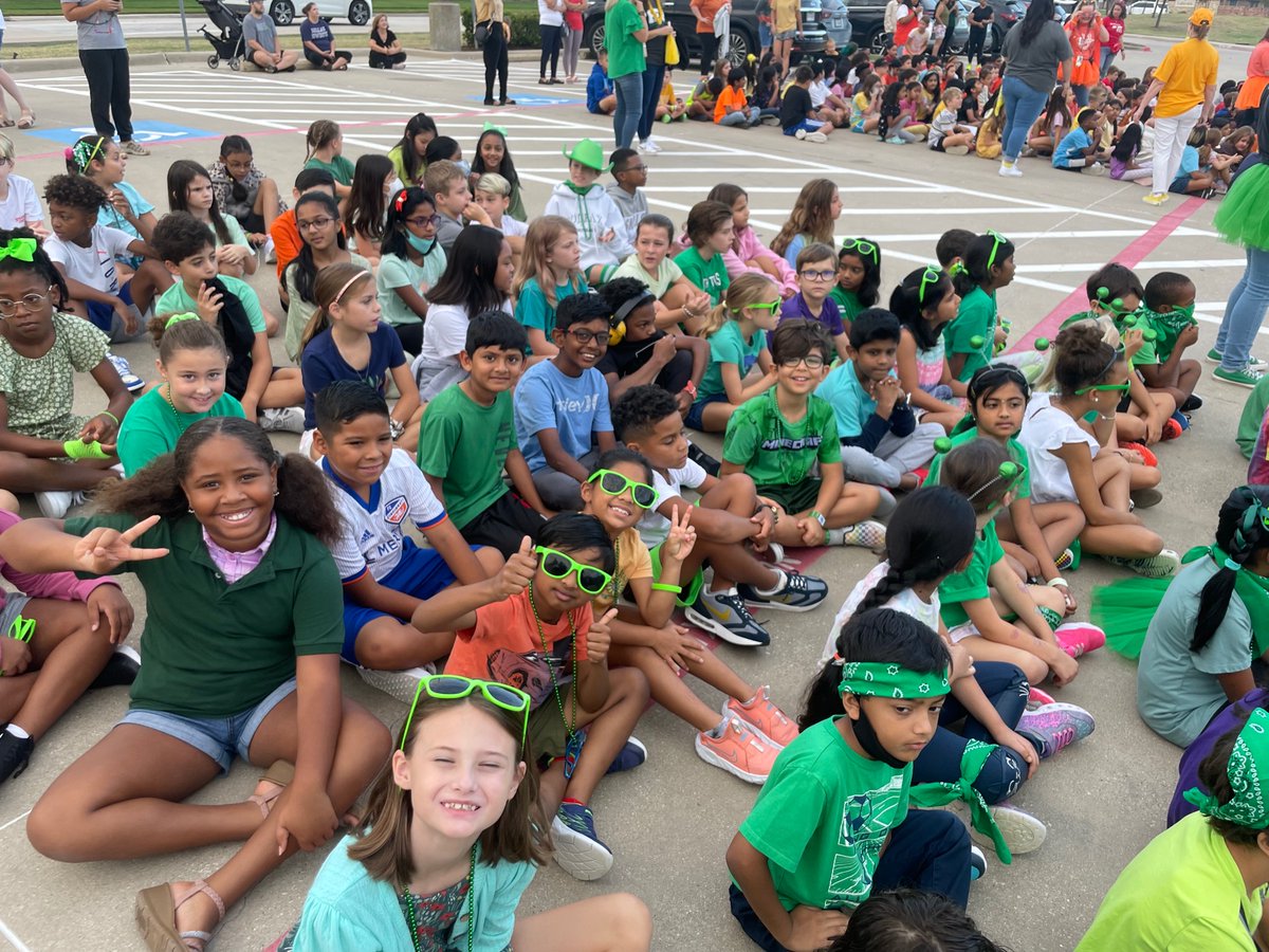 MsMorris_3rd's tweet photo. Green House loves GMR! We edited our house cheer and can’t wait to show everyone what we came up with! #RESubuntu @Robertson_Elem https://t.co/2Wbydqe9HO