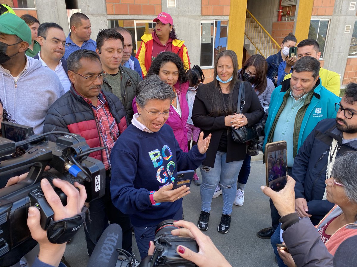 andresonzaga's tweet photo. Nos alegra el corazón ver tantas familias felices y emocionas por recibir su propia vivienda. Hoy, acompañamos a la Alcaldesa @ClaudiaLopez hacer entrega de los 154 subsidios de vivienda a hogares beneficiados por los proyectos de Colores de Bolonia y Cerasus. https://t.co/6pcAtYQVPg