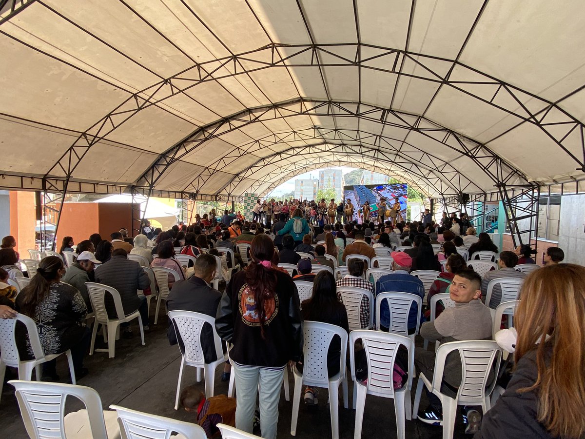 andresonzaga's tweet photo. Nos alegra el corazón ver tantas familias felices y emocionas por recibir su propia vivienda. Hoy, acompañamos a la Alcaldesa @ClaudiaLopez hacer entrega de los 154 subsidios de vivienda a hogares beneficiados por los proyectos de Colores de Bolonia y Cerasus. https://t.co/6pcAtYQVPg