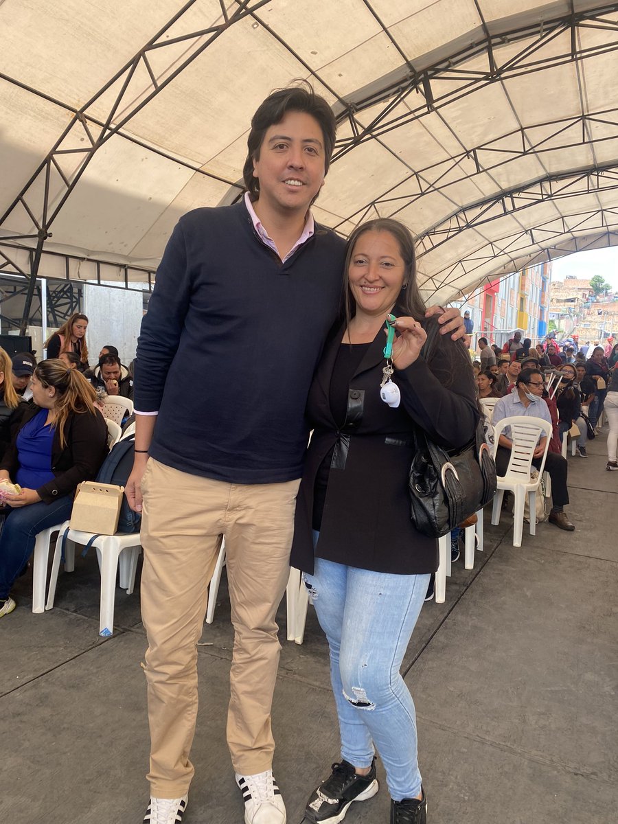 andresonzaga's tweet photo. Nos alegra el corazón ver tantas familias felices y emocionas por recibir su propia vivienda. Hoy, acompañamos a la Alcaldesa @ClaudiaLopez hacer entrega de los 154 subsidios de vivienda a hogares beneficiados por los proyectos de Colores de Bolonia y Cerasus. https://t.co/6pcAtYQVPg