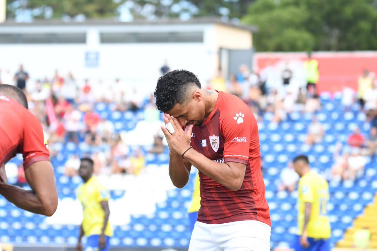 rfl07_'s tweet photo. Trabalhando mais forte a cada dia para fazer história pelo @CD_SantaClara ❤️🤍 

#BravosAçorianos #NósSomosOsAçores https://t.co/6Buvkz8vz9