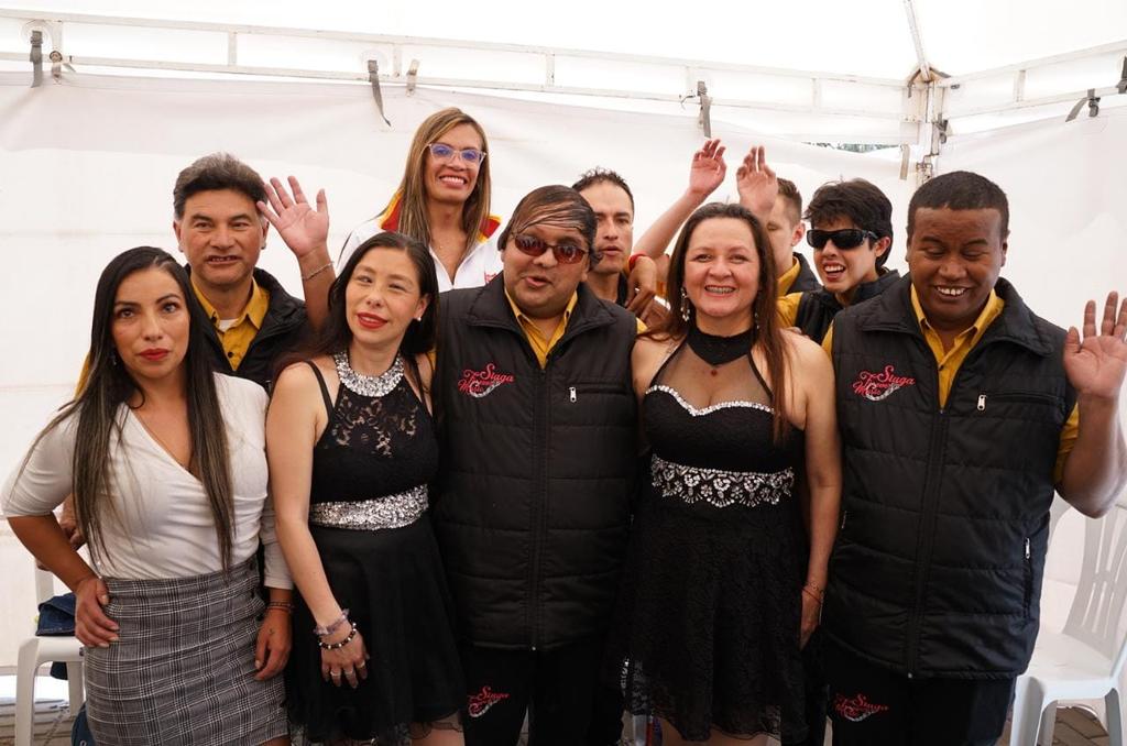 ALCBolivar's tweet photo. En el @PaseoVillaDelR continúa nuestra #FeriaCampesina. Nuestra Alcaldesa Local @TatianaPinerosL acompaña a la jornada junto a la agrupación musical @Siuga_fm orquesta de personas invidentes. 

Ciudad Bolívar es territorio de inclusión, arte y emprendimiento
@ClaudiaLopez https://t.co/1CH6JmNpSE
