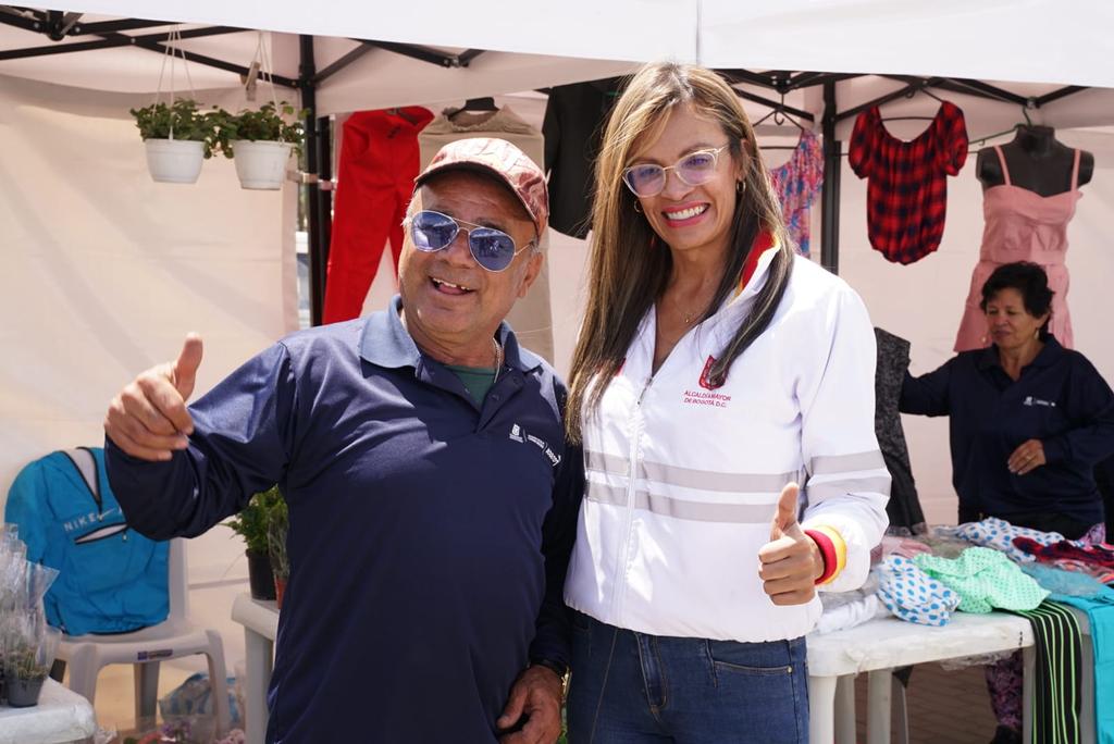 ALCBolivar's tweet photo. En el @PaseoVillaDelR continúa nuestra #FeriaCampesina. Nuestra Alcaldesa Local @TatianaPinerosL acompaña a la jornada junto a la agrupación musical @Siuga_fm orquesta de personas invidentes. 

Ciudad Bolívar es territorio de inclusión, arte y emprendimiento
@ClaudiaLopez https://t.co/1CH6JmNpSE