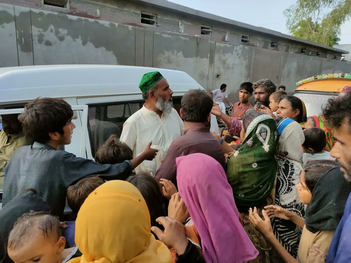 سربراہ پاکستان سنی تحریک محترم جناب محمد ثروت اعجاز قادری کے حدایت پر سکر کے مختلف علاقوں میں بارش اور سیلاب متاثرین میں کھانا تقسیم کرتے ہوئے

🚨 #SarwatEjazQadri #PakistanSunniTehreek #JoinPST #PST​ #Trending #Leader #IslamicLeaderinPakistan #News #PoliticalNews #Flood #Sindh