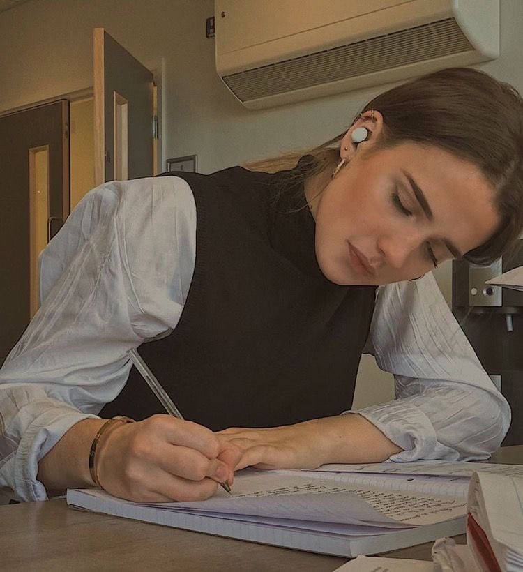 lari 🏛️🎧🧋|| studytwt tweet media