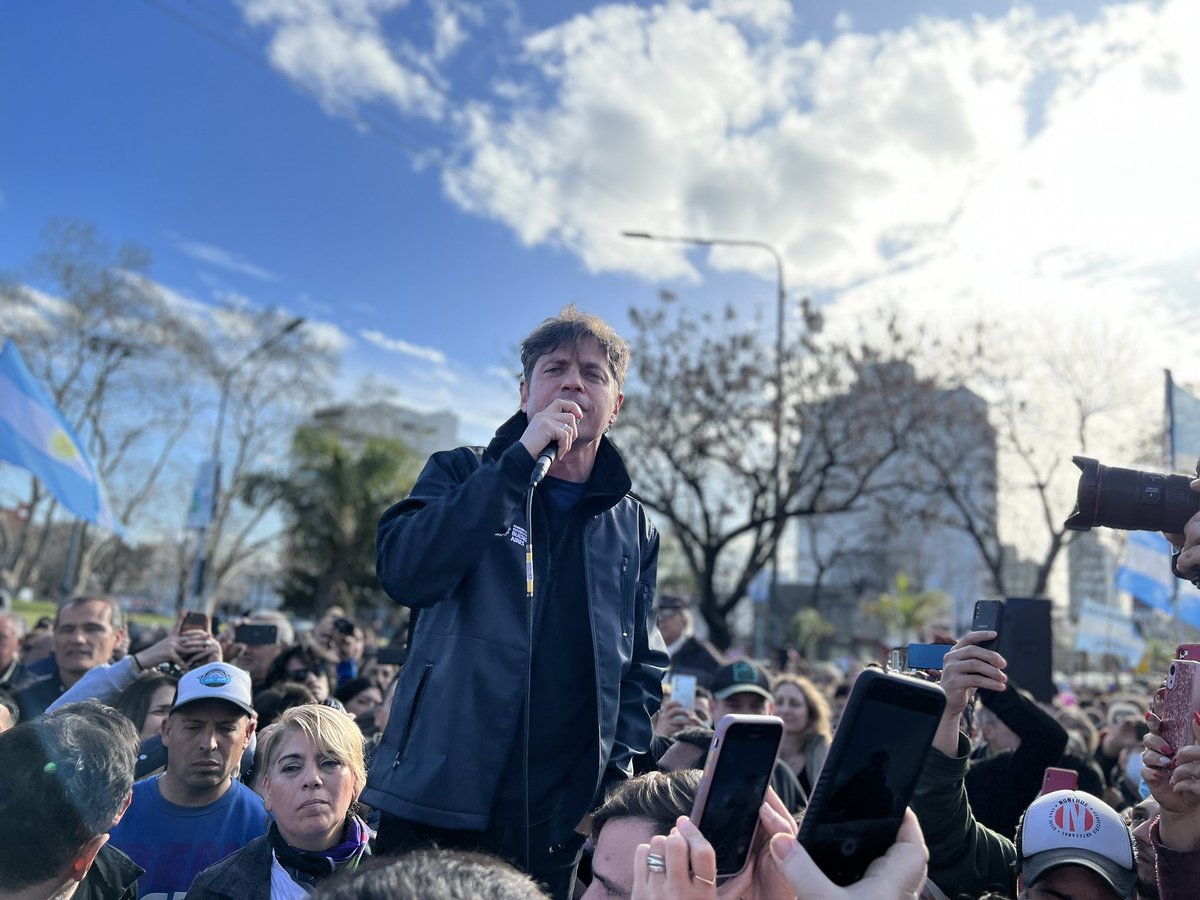 <a href="/Kicillofok/">Axel Kicillof</a> se acercó a #PlazaBelgrano a hablar con la militancia y nos convocó, allí vamos #TodosConCristina 💙
Vienen por los sueños de millones, vamos con ella ✌️
