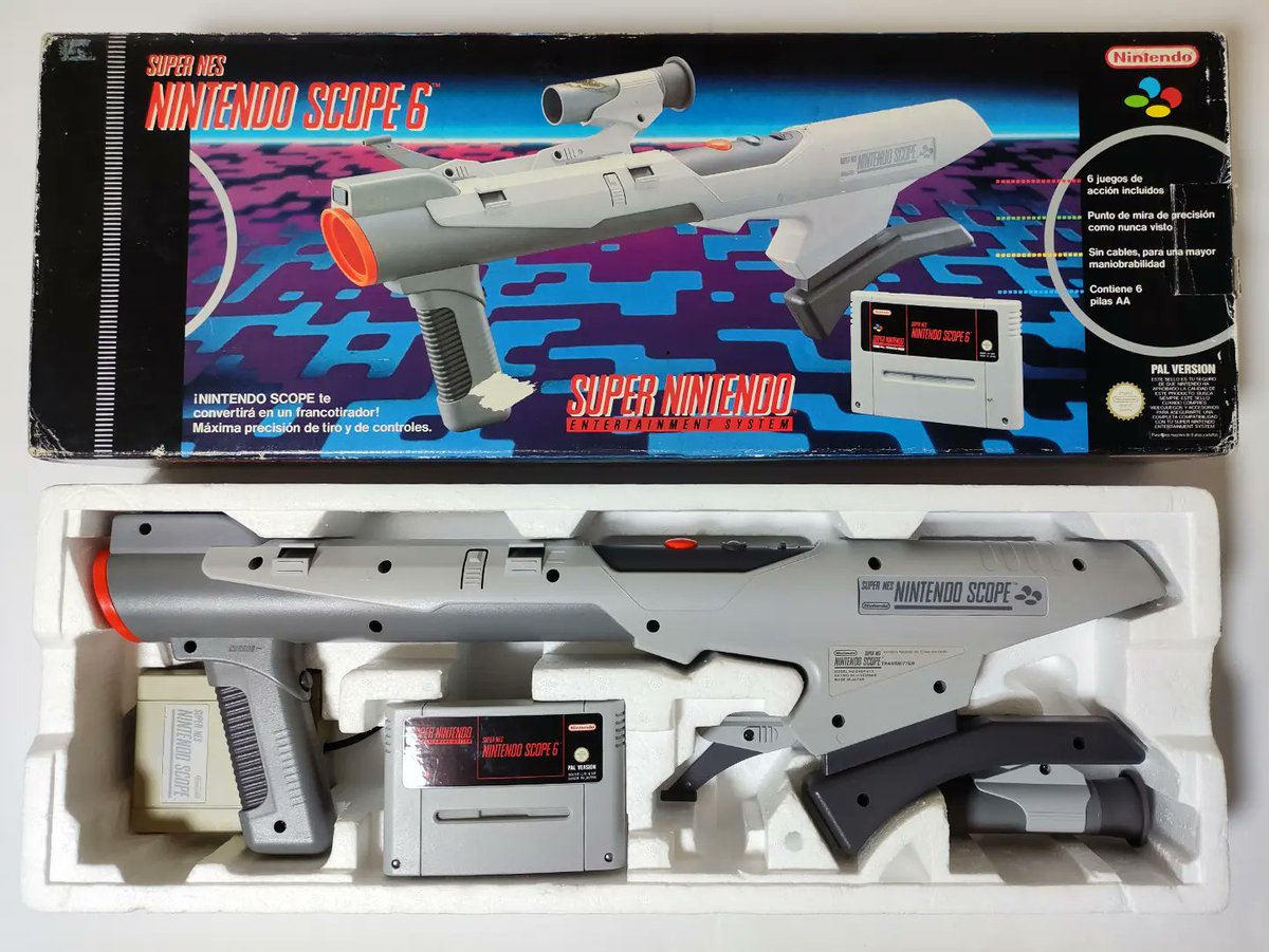 treguiman's tweet photo. "Nintendo Scope"

El 27/8/1993 se puso a la venta en Europa el periférico de disparos que más me impresionó junto con un cartucho que incluía 6 juegos.

Gasta 6 pilas, con sensor de infrarrojos inalámbrico para detectar los botones pulsados pero solo funcional con televisores CRT https://t.co/Sl3lPCTeYE