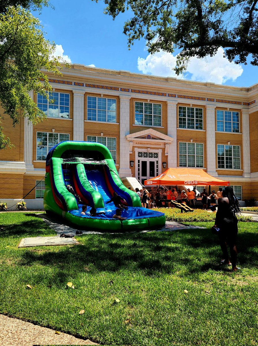 DrDrewAtSHSU's tweet photo. Bearkats were sliding into the first weekend of the semester in style thanks to @SHSUStuAct and Sammy's Splash Party! Thanks for having us out! #welcomeweek https://t.co/cbHxVEdpjn