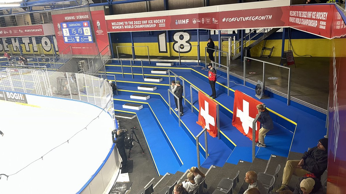 FSauveRC's tweet photo. Herning Danemark championnat mondial de hockey féminin canada 4 suisse 1   21:34 heure local https://t.co/TXNesyEjBf