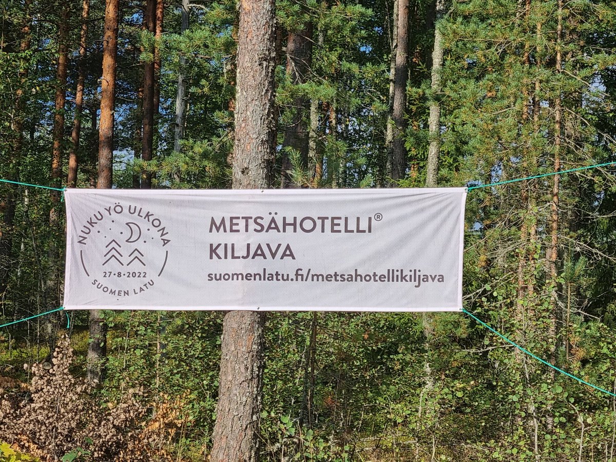 outimakela's tweet photo. Tänään Kiljavan metsähotellissa yöpyy yli 500 ihmistä ja ainakin yksi muumi. Kauniita unia! #nukuyöulkona #metsähotelli #nurmijärvi #kiljava #suomenluonnonpäivä #suomenlatu #nurmijärvenlatu https://t.co/aMpiUEOjw7