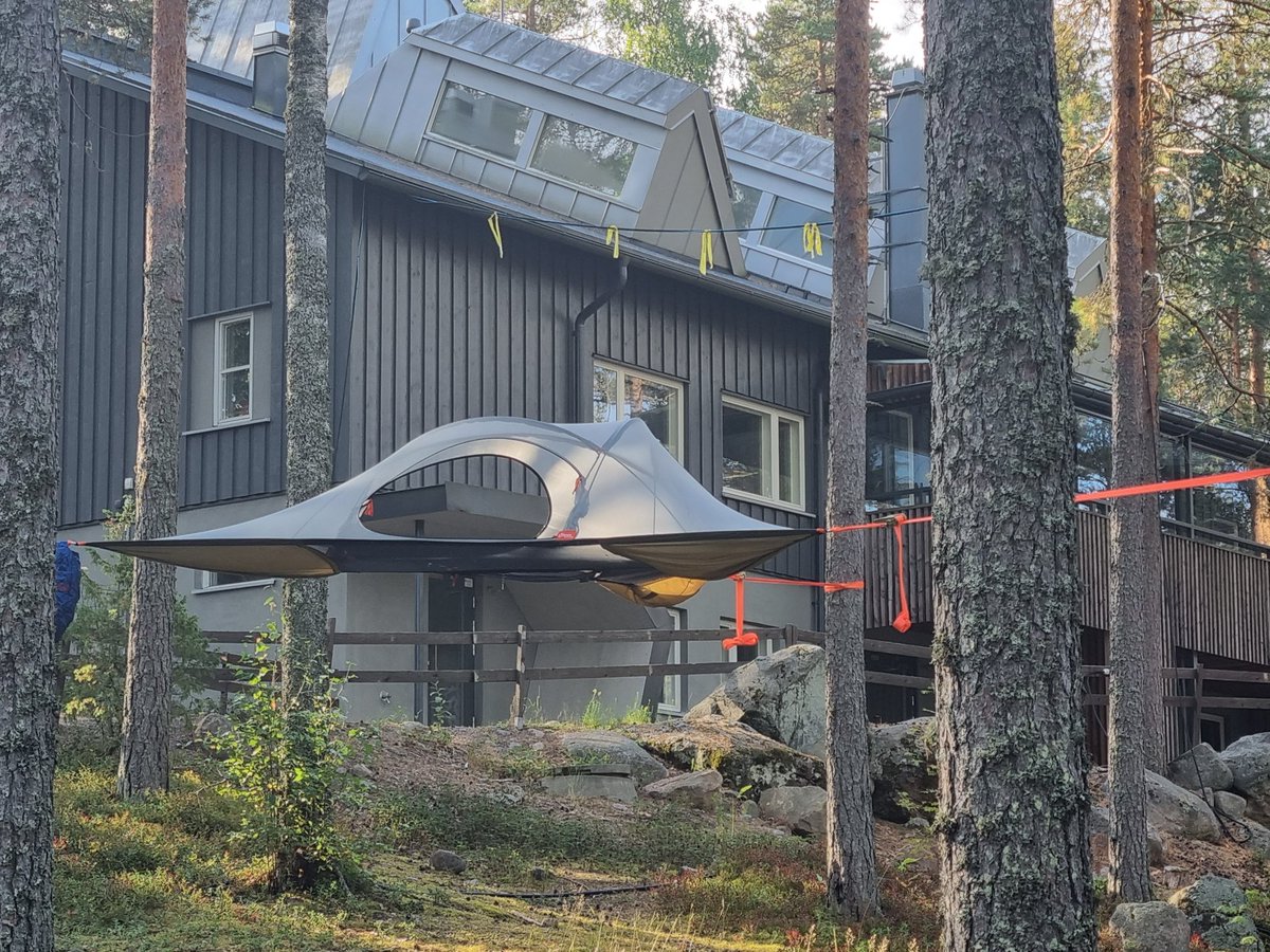 outimakela's tweet photo. Tänään Kiljavan metsähotellissa yöpyy yli 500 ihmistä ja ainakin yksi muumi. Kauniita unia! #nukuyöulkona #metsähotelli #nurmijärvi #kiljava #suomenluonnonpäivä #suomenlatu #nurmijärvenlatu https://t.co/aMpiUEOjw7