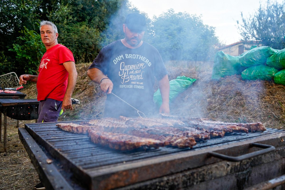 ConcCulleredo's tweet photo. Hoxe 🎊🎉 comezan as festas de #CastroLaxe, que se celebrarán ata o vindeiro martes, 30 de agosto. 

As persoas asistentes xa desfrutan da 🍖 gran #churrascada e da música 🎼 en directo. 

Boas festas! 🙌🏻 https://t.co/CLlUZ7GPs7