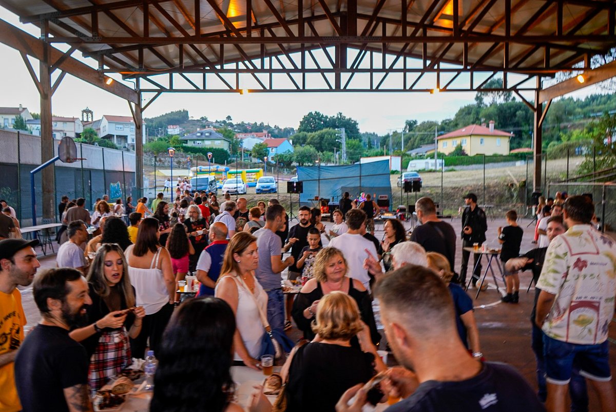ConcCulleredo's tweet photo. Hoxe 🎊🎉 comezan as festas de #CastroLaxe, que se celebrarán ata o vindeiro martes, 30 de agosto. 

As persoas asistentes xa desfrutan da 🍖 gran #churrascada e da música 🎼 en directo. 

Boas festas! 🙌🏻 https://t.co/CLlUZ7GPs7