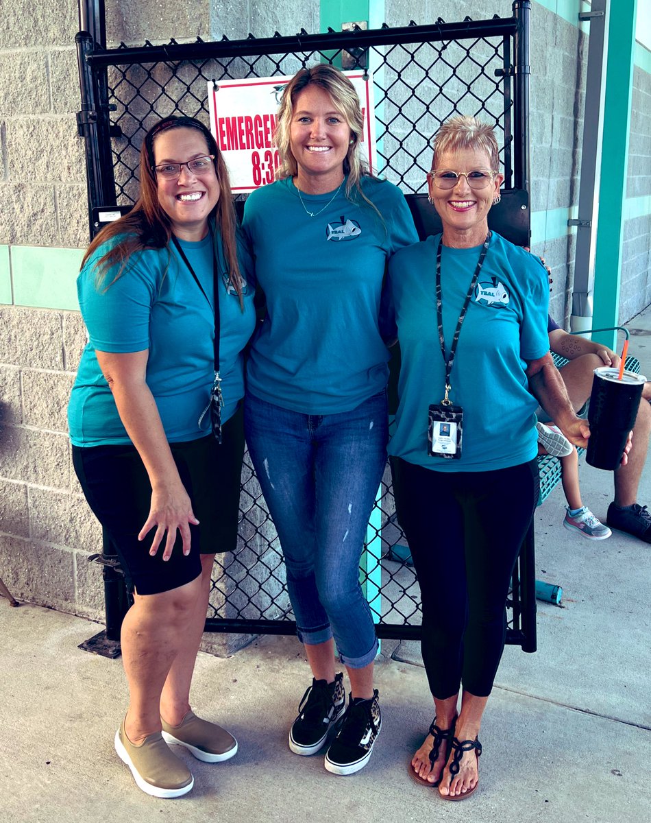 MsTravisTEAL's tweet photo. 🖤👩🏼‍🏫🦈 @SharksAHS Shout-out to our ESE paras representing TEAL!! 
#teacherfit #outfitoftheday #finsWAYup https://t.co/R9QG3zJp1W