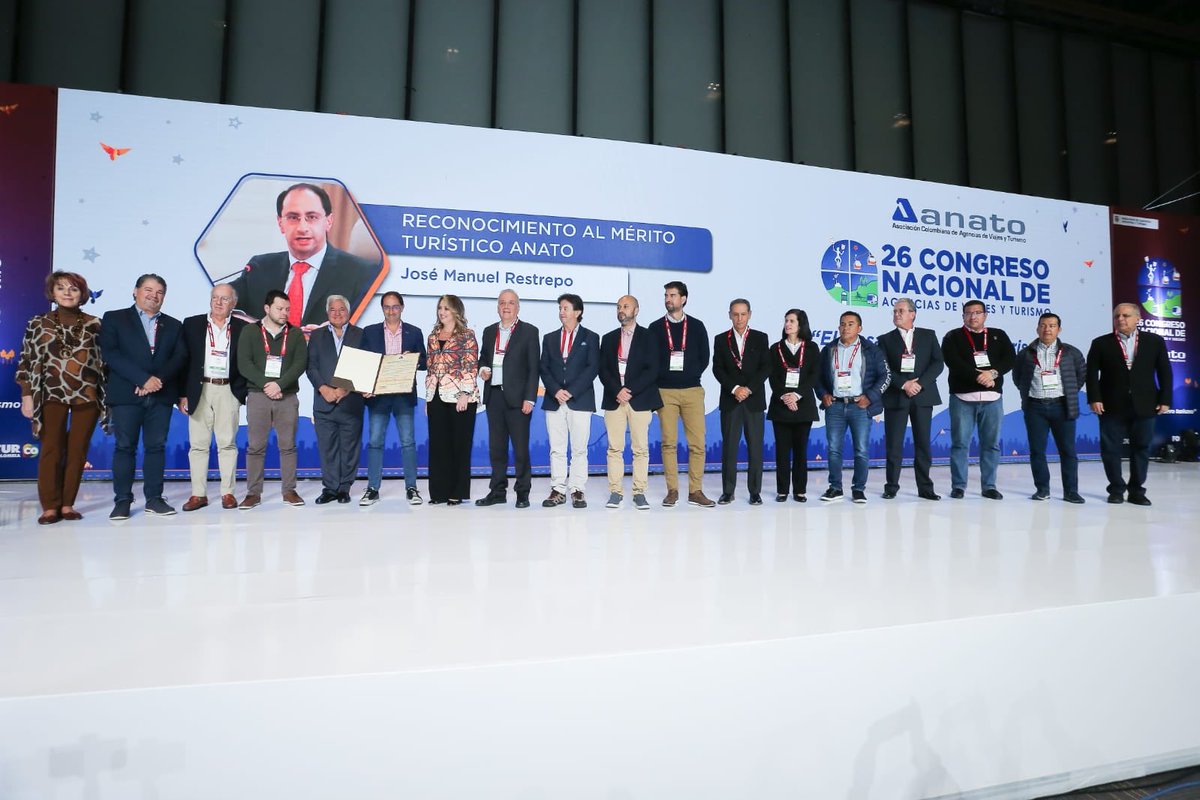 PaulaCortesC's tweet photo. Un reconocimiento de la junta directiva nacional de @AnatoNacional al ex ministro @jrestrp por todo su apoyo al sector y a las agencias de viajes en la pandemia! GRACIAS! https://t.co/Fc5Pt7v3S1