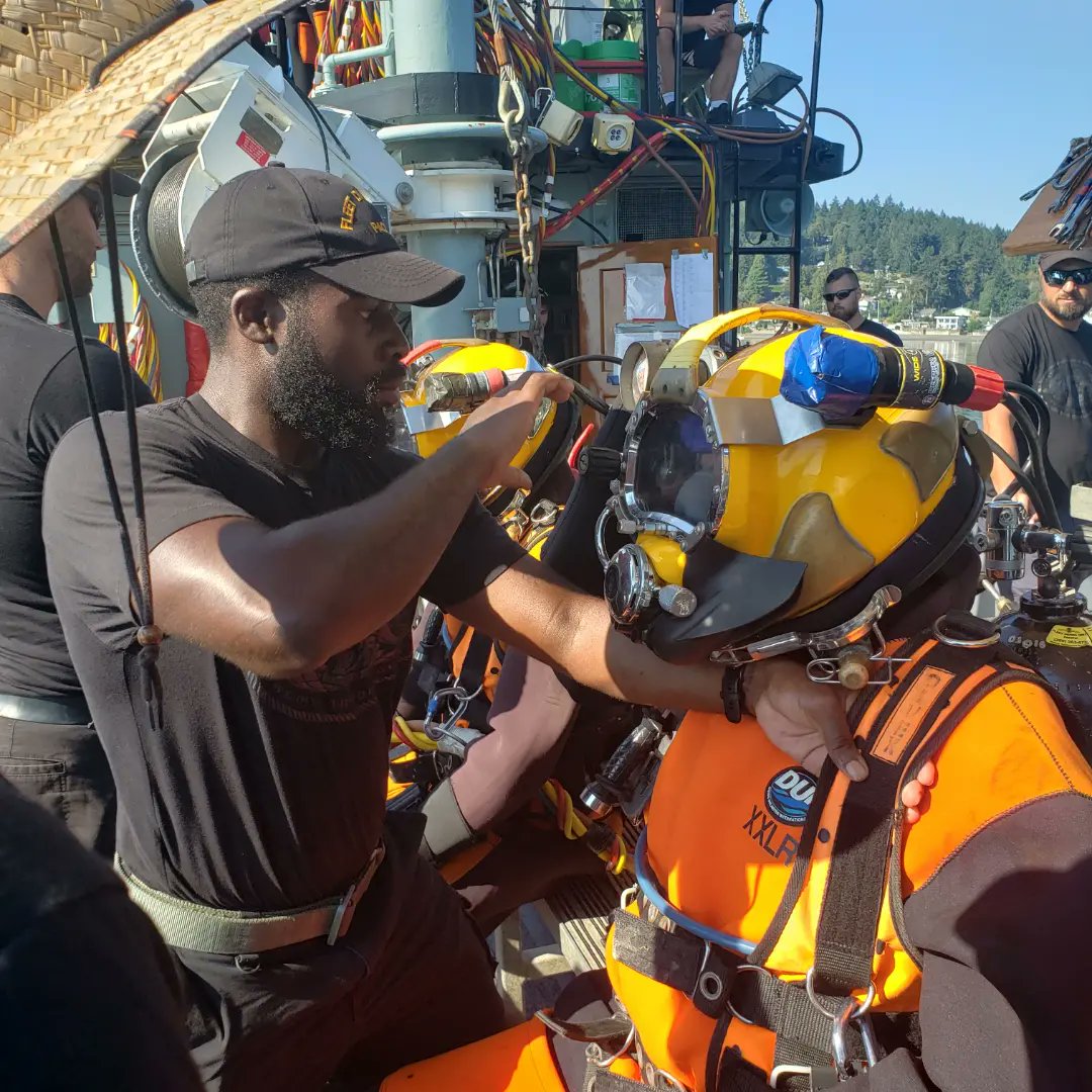 RCNintheUSN's tweet photo. Some parts of my job are exceptionally fun. Spent the morning with #FDU(P) on Thursday, diving in Maple Bay with the newest class of  graduating Clearance Divers. My ulterior motive was that I had an advanced promotion to do....so why not do it underwater! https://t.co/YZmfuLLf8m