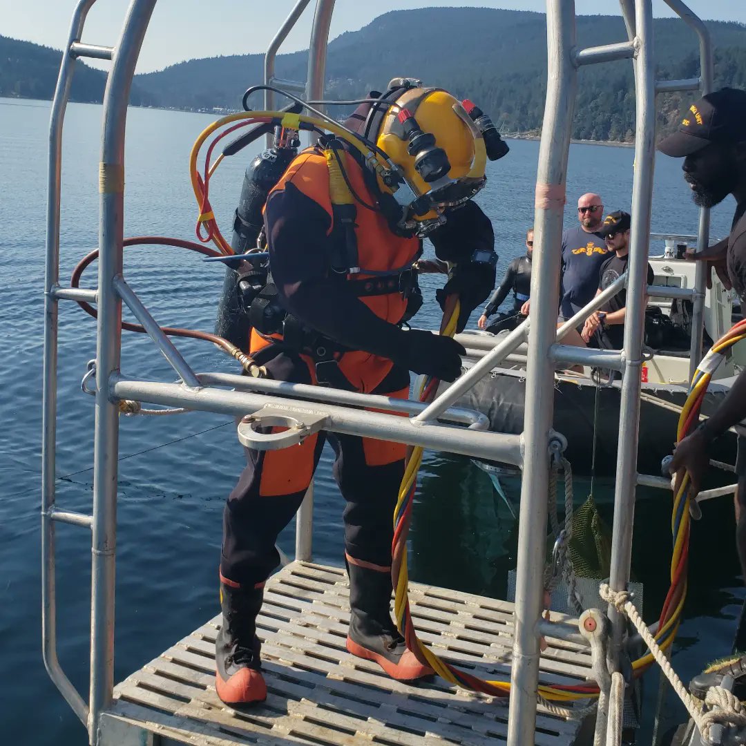 RCNintheUSN's tweet photo. Some parts of my job are exceptionally fun. Spent the morning with #FDU(P) on Thursday, diving in Maple Bay with the newest class of  graduating Clearance Divers. My ulterior motive was that I had an advanced promotion to do....so why not do it underwater! https://t.co/YZmfuLLf8m