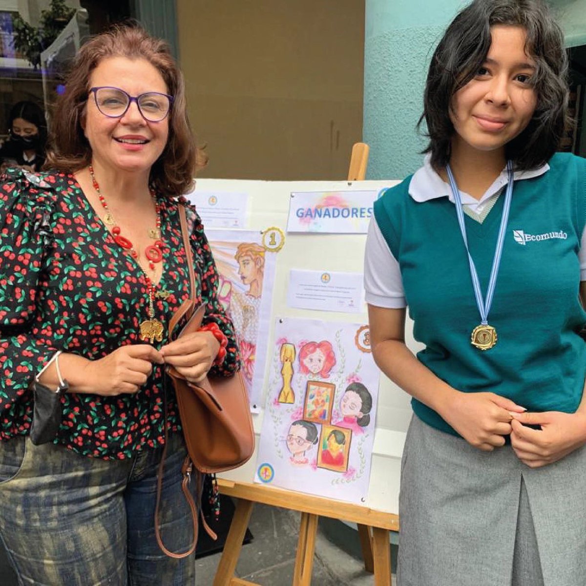ColegioEcomundo's tweet photo. 🎉 Felicitamos a nuestra ciudadana del mundo, por haber obtenido el 𝙩𝙚𝙧𝙘𝙚𝙧 𝙡𝙪𝙜𝙖𝙧  en el concurso Intercolegial de dibujo y pintura Guayaquil Cuna del Arte🎨 y a nuestra directora de arte, Mgs. Caruz Gruber, por su dirección y motivación a nuestros estudiantes. https://t.co/Dr0S54oxrw