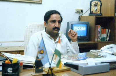 dmpatel1961's tweet photo. ભાજપે અત્યાર સુધીમાં 277 ધારાસભ્યો ખરીદ્યા, 6300 કરોડ રૂપિયા ખર્ચ્યા: કેજરીવાલ
ગુજરાતમાં 27 ચાલુ ધારાસભ્ય અને પૂર્વ 90 ધારાસભ્ય બીજા પક્ષોના છે. તેનો હિસાબ કેટલો? 6300 કરોડના 25%   ? https://t.co/aOcpx4bl1k