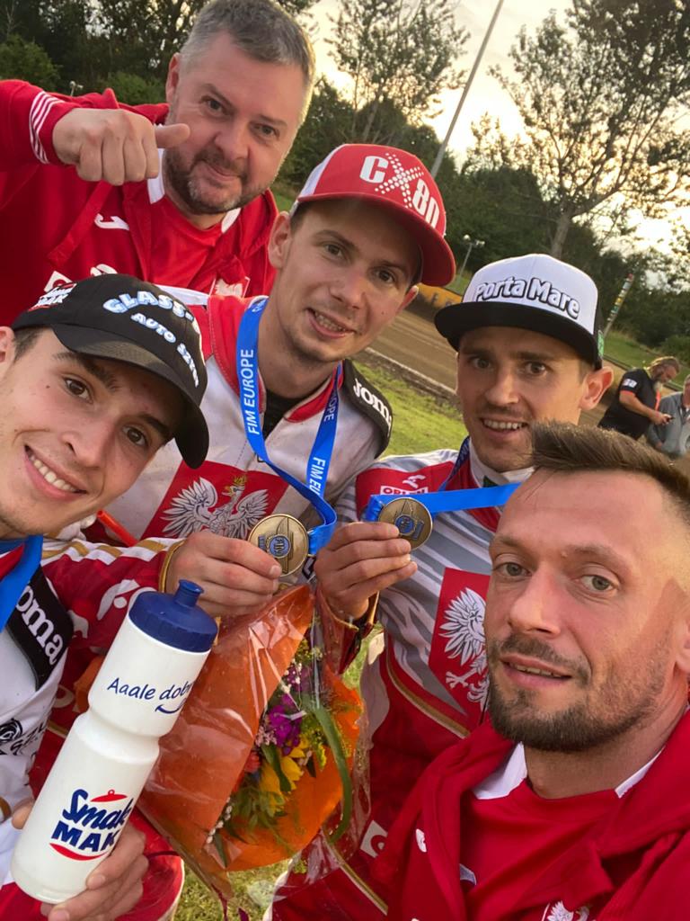 Mistrzostwa Europy Par kończymy z brązowymi medalami 🥉 Nie miałem okazji pojawić się na torze, ale bardzo się cieszę, że mi zaufano i mogłem być częścią polskiej drużyny 💪🇵🇱
Brawo <a href="/ZengiRacing/">Grzegorz Zengota</a> i <a href="/KrakowiakNorbi/">Norbert Krakowiak</a> za dobrą robotę 👏
#KacperPludra 🤙#Polska⚪🔴