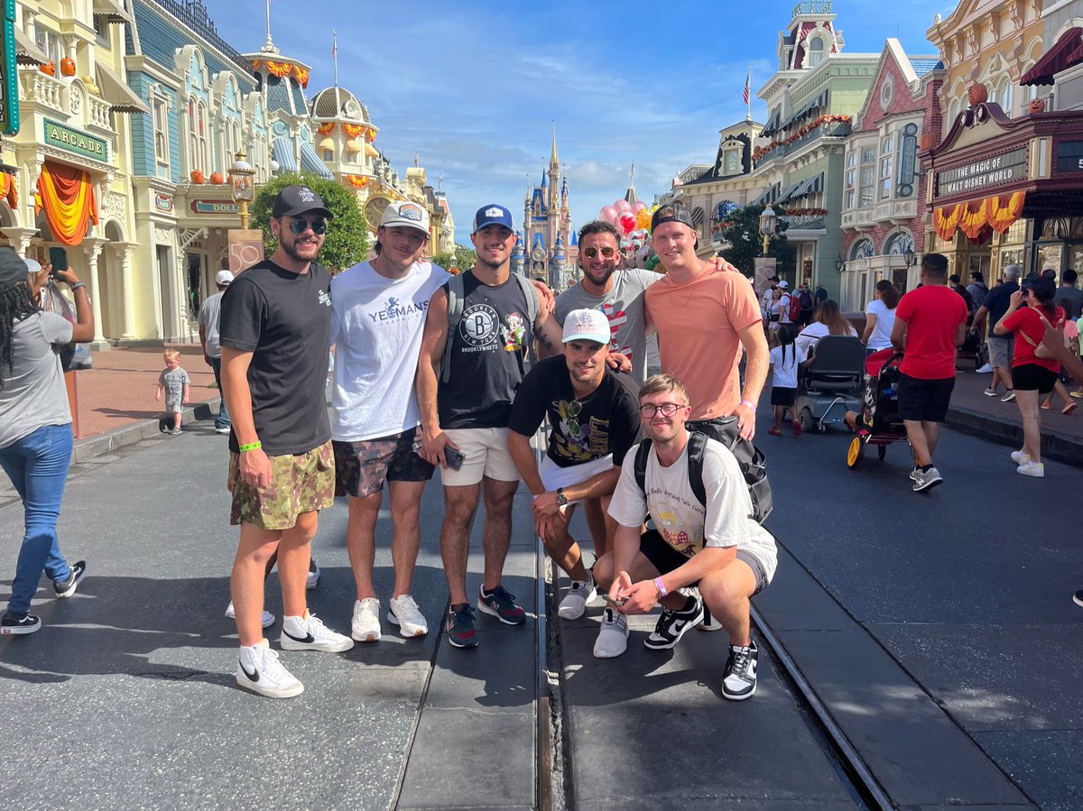 thehockeyguys_'s tweet photo. Saturday livin’ 😎 https://t.co/ornFRoSV7s