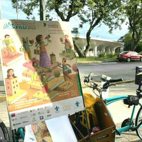 filu_uv's tweet photo. La #FILU2022 también está en las calles, ¡así se vivió la emoción!

Desde las 9:00 a.m. comenzó la #RodadaUniversitaria, de @CoSustenta, donde participaron decenas de ciclistas, teniendo como punto de encuentro el Gimnasio “Miguel Ángel Ríos Torres”.
#ViveLaFILU #VivelasArtes https://t.co/PeYjge92eN