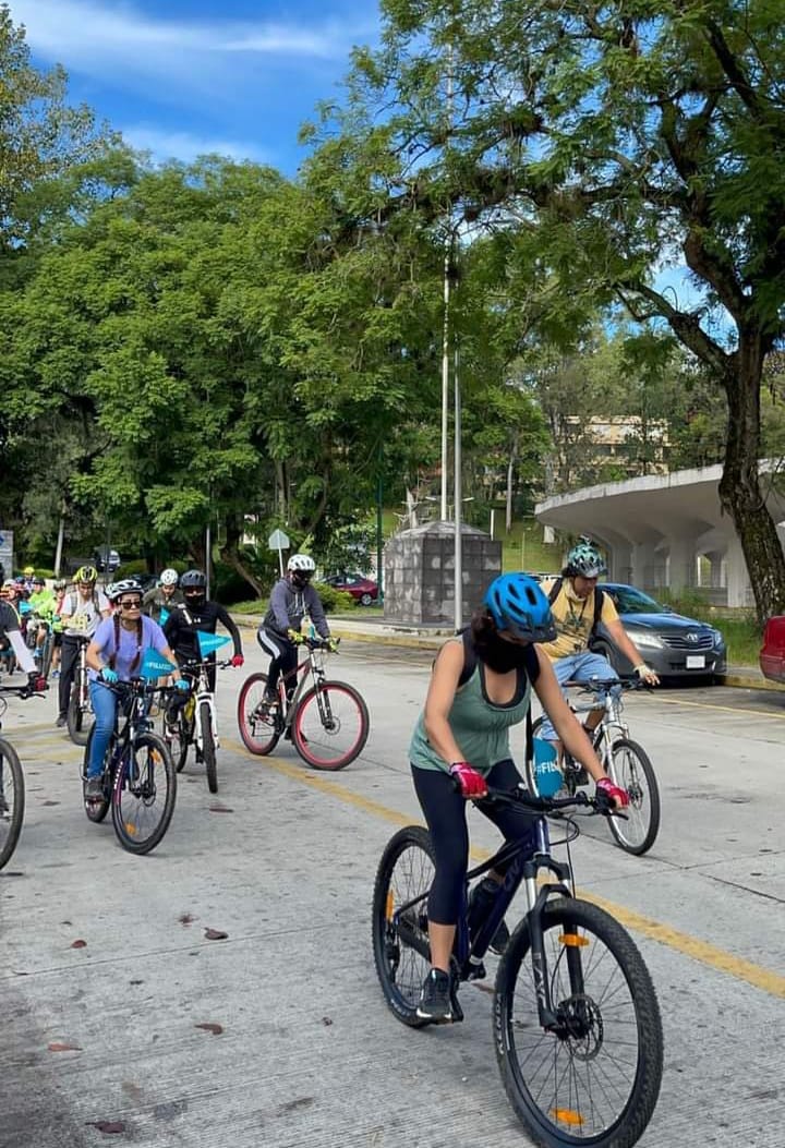 filu_uv's tweet photo. La #FILU2022 también está en las calles, ¡así se vivió la emoción!

Desde las 9:00 a.m. comenzó la #RodadaUniversitaria, de @CoSustenta, donde participaron decenas de ciclistas, teniendo como punto de encuentro el Gimnasio “Miguel Ángel Ríos Torres”.
#ViveLaFILU #VivelasArtes https://t.co/PeYjge92eN