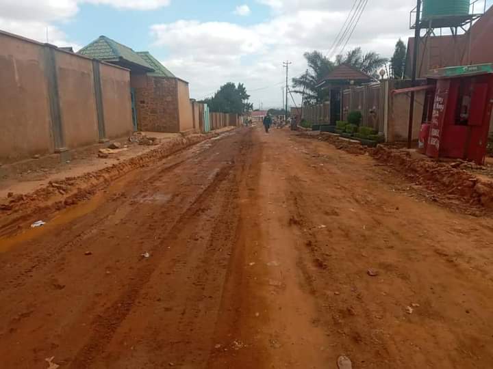 samymufuta2's tweet photo. Lubumbashi : le bourgmestre de la commune Kampemba Éric TWITE WA LWAMBA réhabilite l'avenue Ndjoloko au quartier hewa bora longue d'un kilomètre et demi. Cette avenue est d'une grande importance car reliant l'av msiri à l'av araucarias, grâce à la redevance minière. https://t.co/W5jqOsbPKo