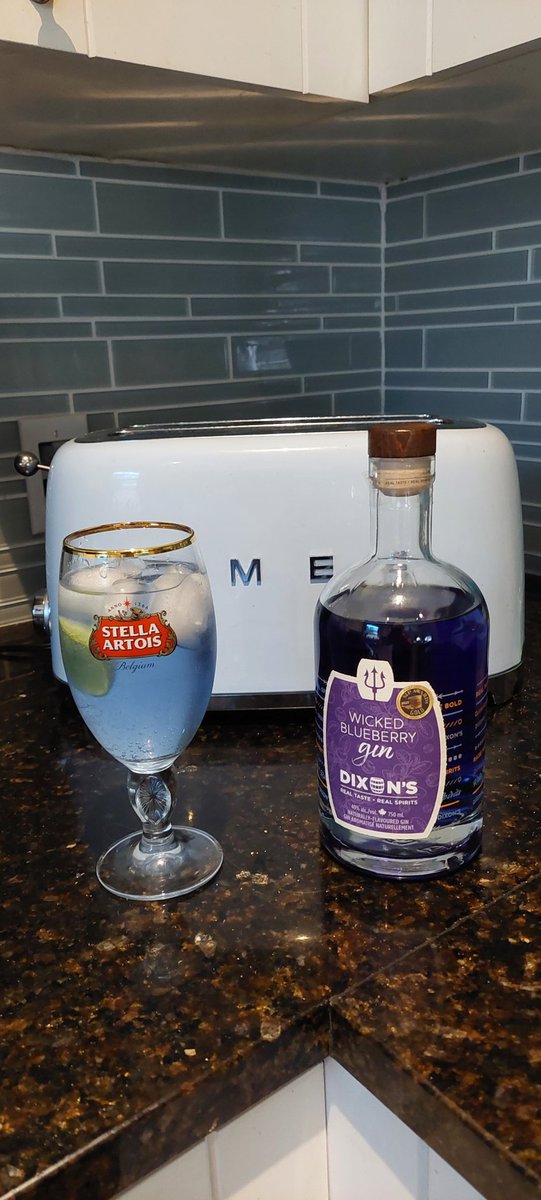 tomsmybeagle's tweet photo. Cheers with some delicious Ontario-made blueberry gin. Gotta love a blue drink #delish #MyFavColour https://t.co/X9xqhXZeIo