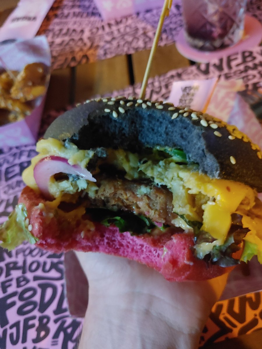 Teupo_'s tweet photo. Köllns beste Burger #veganjunkfoodbar https://t.co/rlRYMhw34d