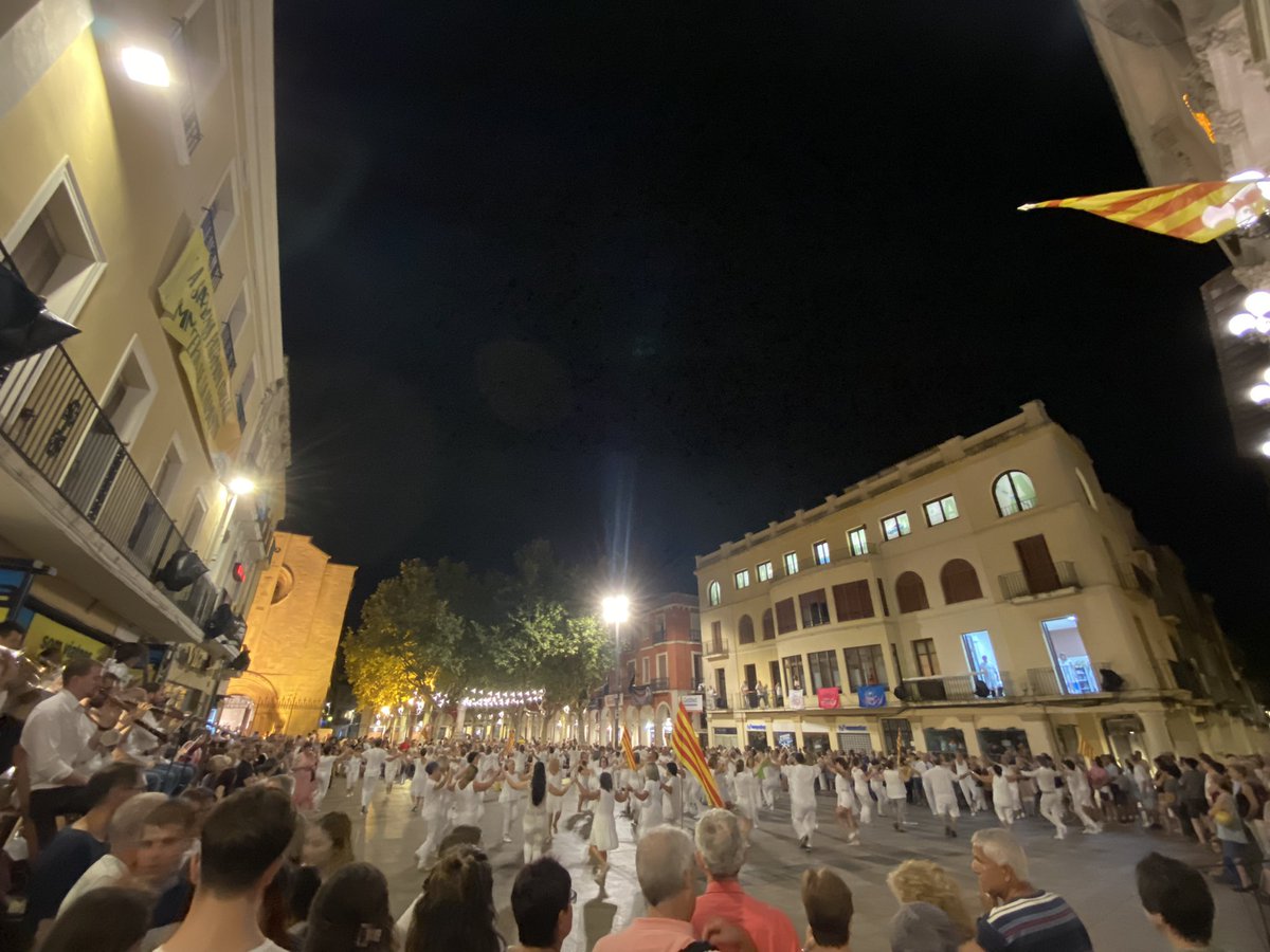 PereSabat's tweet photo. Sardana blanca, ballada popular en suport a la cultura catalana, la llengua i la pau. 

Visca la cultura popular i tradicional! https://t.co/hvfQpIdj1T