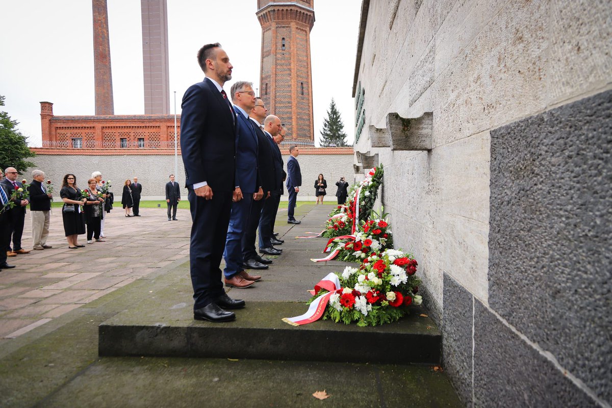 PLinDeutschland's tweet photo. W Berlinie trwa jubileusz 1️⃣0️⃣0️⃣-lecia Związku Polaków w Niemczech #ZPwN. 
Wysocy przedstawiciele państwa 🇵🇱 złożyli wieńce w #Plötzensee, wzięli udział w międzyn. turnieju piłki nożnej dla dzieci, uczestniczyli w wręczeniu działaczom Związku honorowych odznak „Bene Merito”. https://t.co/yNPp1J0Pcd