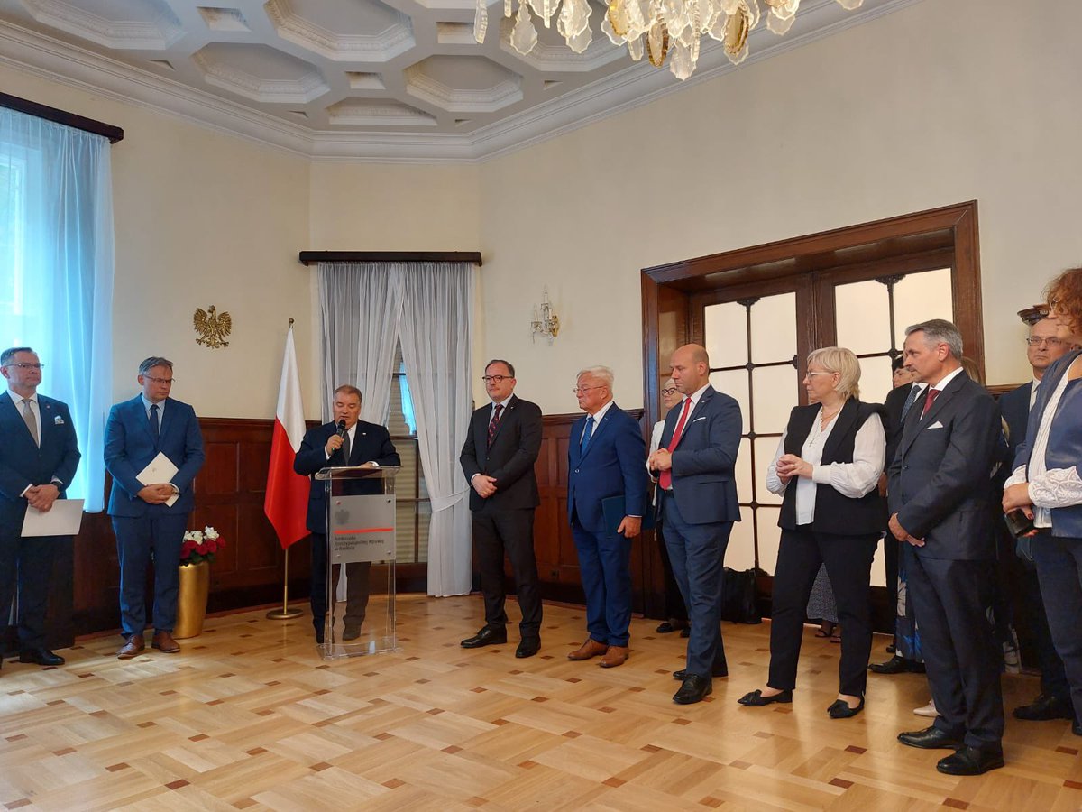 PLinDeutschland's tweet photo. W Berlinie trwa jubileusz 1️⃣0️⃣0️⃣-lecia Związku Polaków w Niemczech #ZPwN. 
Wysocy przedstawiciele państwa 🇵🇱 złożyli wieńce w #Plötzensee, wzięli udział w międzyn. turnieju piłki nożnej dla dzieci, uczestniczyli w wręczeniu działaczom Związku honorowych odznak „Bene Merito”. https://t.co/yNPp1J0Pcd